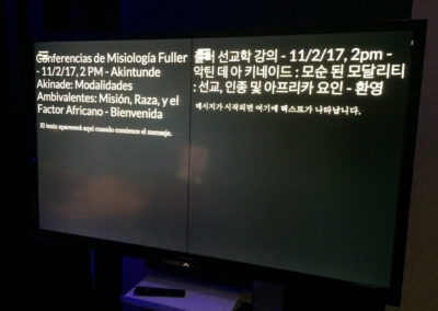 A picture of a TV showing Spanish and Korean translation side by side